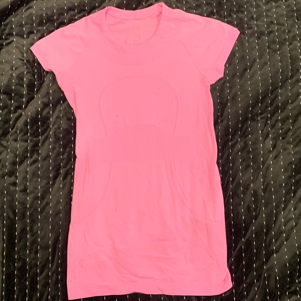 women’s pink lulu lemon athletic top